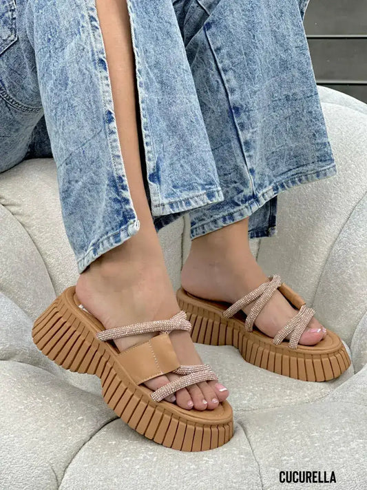 Descubre el Estilo y Elegancia en Cada Paso las sandalias CUCURELLA