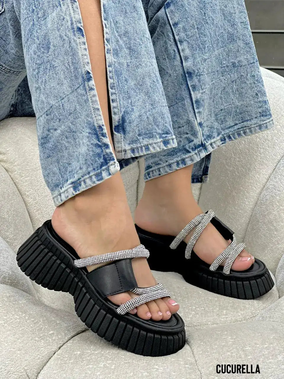 Descubre el Estilo y Elegancia en Cada Paso las sandalias CUCURELLA