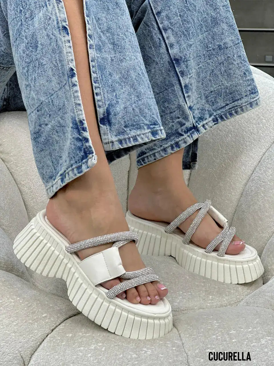 Descubre el Estilo y Elegancia en Cada Paso las sandalias CUCURELLA